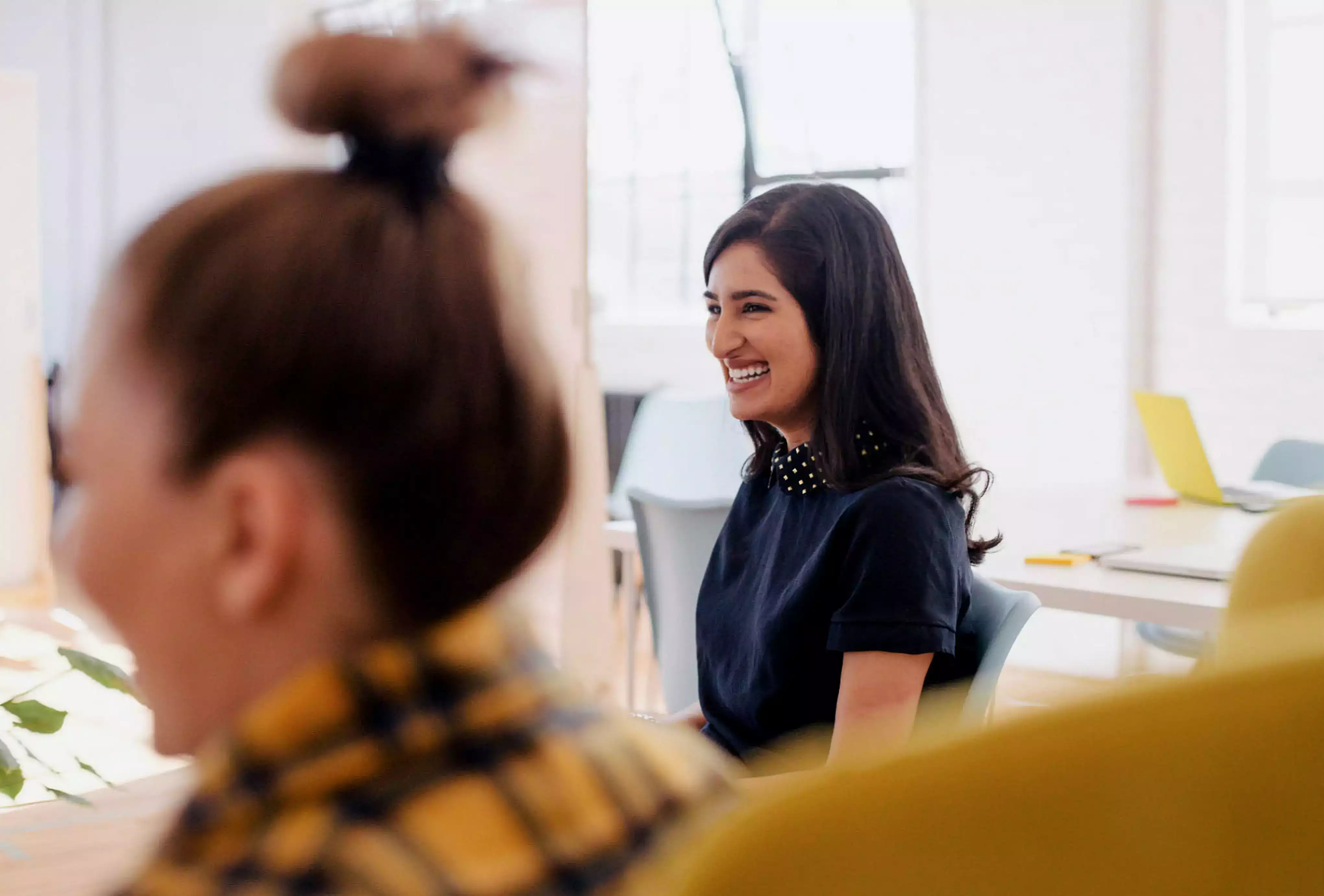 Photo d'une employée d'entreprise souriante